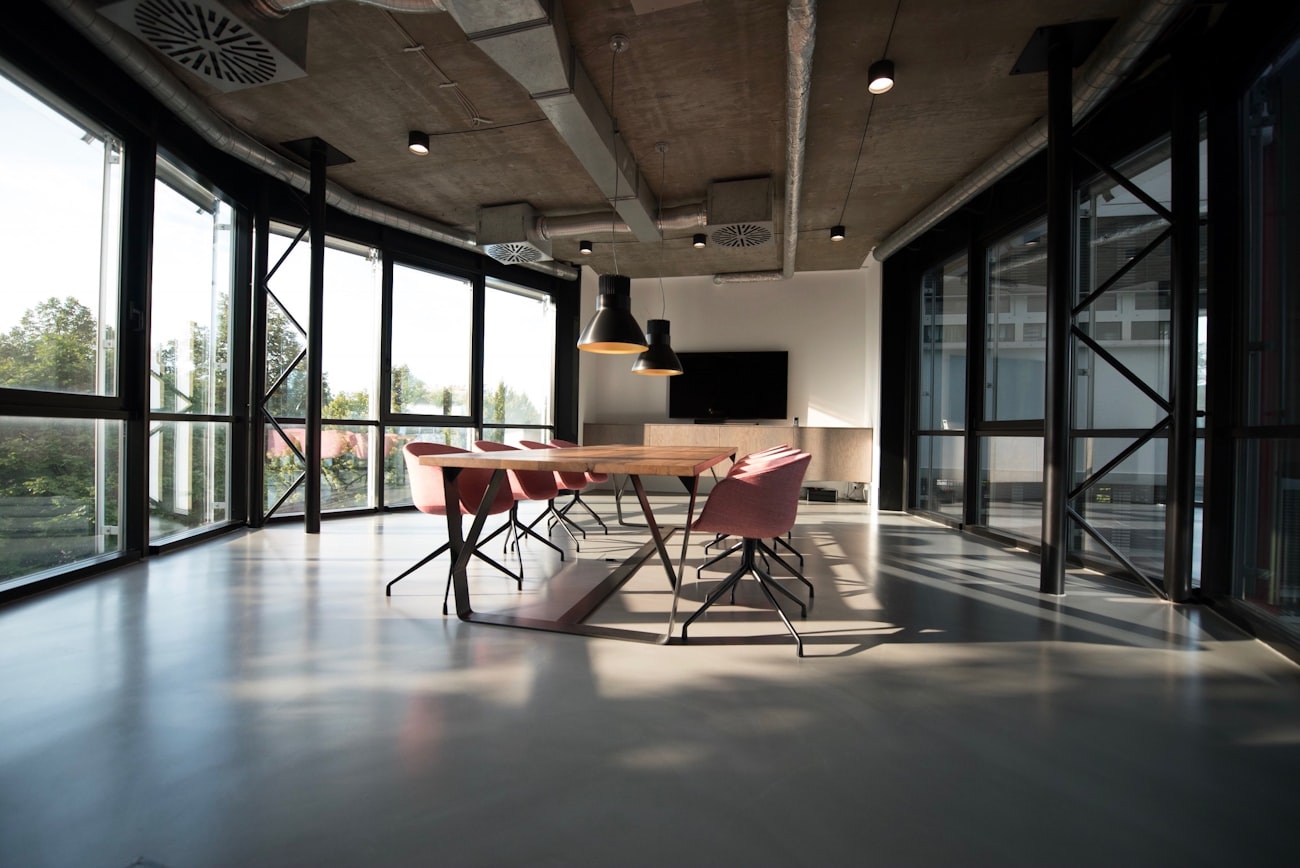 Espace de travail lumineux d'un studio de design, grandes baies vitrées
