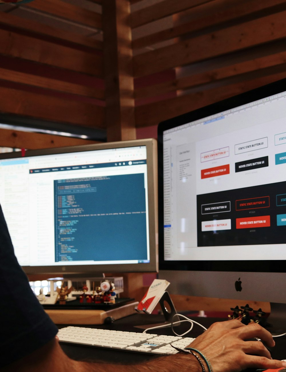 Designer au travail : un écran affiche du code, l'autre une interface de site web en cours de création