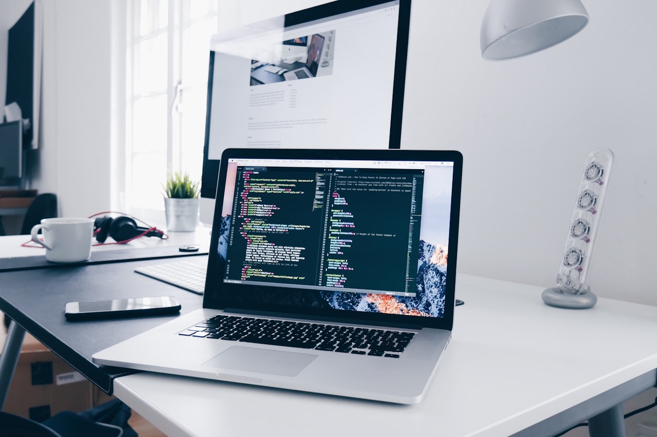 Ordinateur portable affichant du code, sur un bureau lumineux